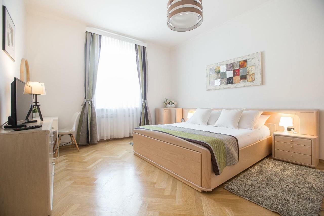 Angela Main Street Luxury Oasis & Free Parking Apartment Zagreb Bagian luar foto