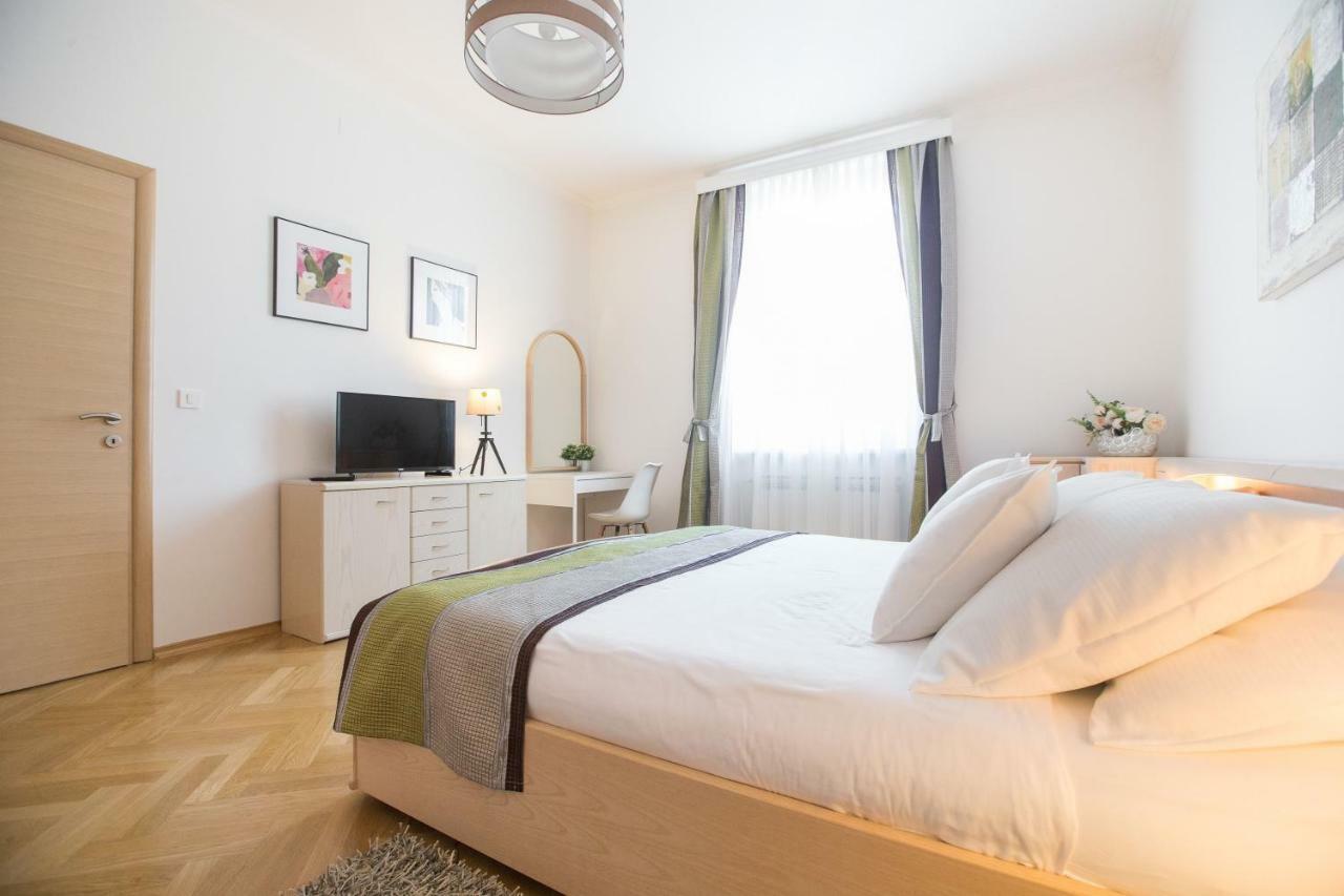 Angela Main Street Luxury Oasis & Free Parking Apartment Zagreb Bagian luar foto